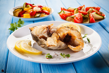 Fried fish with potatoes and vegetables