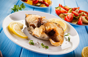 Fried fish with potatoes and vegetables