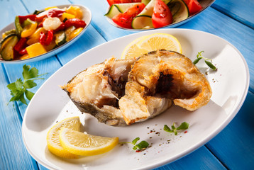 Fried fish with potatoes and vegetables