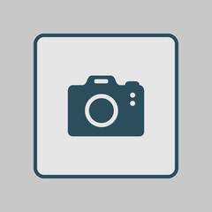 Photo camera symbol. DSLR camera sign icon. Digital camera. Flat design style. 