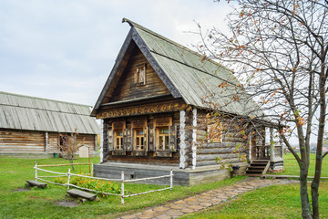 Fototapeta na wymiar Жилой дом в Музее деревянного зодчества и крестьянского быта в городе Суздаль Владимирской области