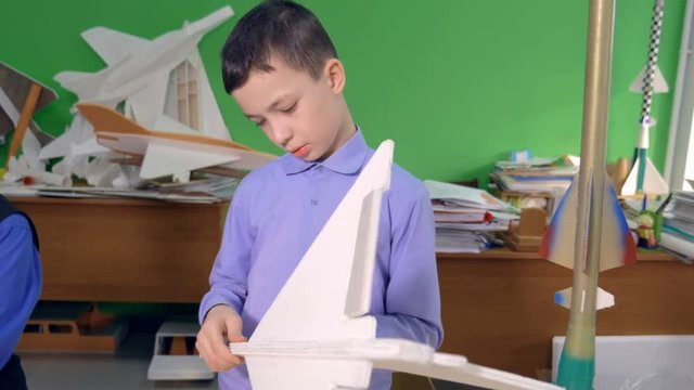Making of plane models in the classroom. 4K.