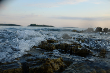 Meer mit Wellen am Strand. 