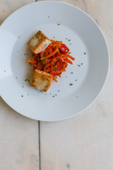 Lachsfilet auf Karottengemüse