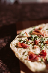 Frischer Flammkuchen mit Prosciutto und Zwiebel