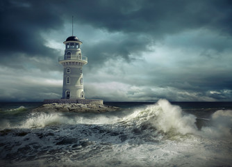 Leuchtturm auf dem Meer unter Himmel © Andrii IURLOV