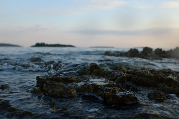 Fototapeta na wymiar Meer mit Wellen am Strand. 