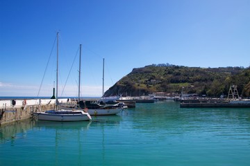 Fototapeta na wymiar Baia e porto di Vallugola - Marche - Italia -Parco San bartolo - il porto con barche