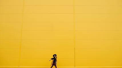 Frau an der gelben Wand © alexnope