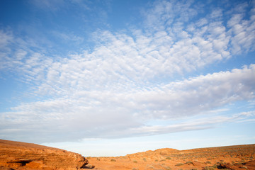 Himmel mit Schäfchen Wolken über Wüste