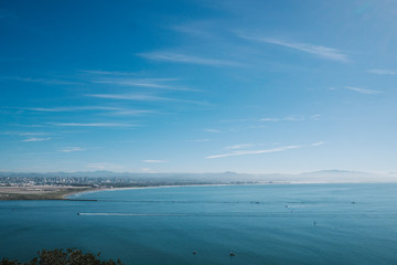 Blauer Himmel mit Meer und Küste