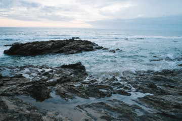 Steinküste am Meer