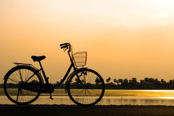 Naklejka na ściany i meble bicycle vintage on sunset 