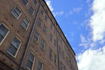 レンガ造りの建物と青空