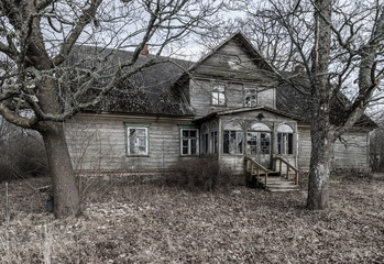 Obraz premium Deteriorated abandoned haunted old house, Latvia