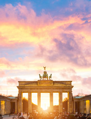 Obraz premium Oświetlony zachód słońca Brama Brandenburska, Berlin, Niemcy