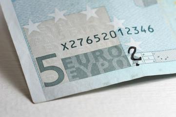 5 Euro Schein mit Fragezeichen hinter griechischer Schreibweise