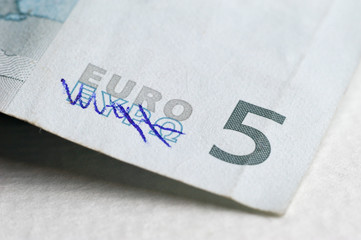 5 Euro Schein mit durchgestrichener griechischer Schreibweise