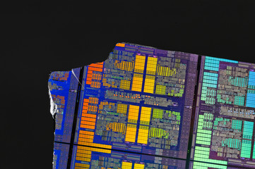 Computerchips nebeneinander auf einem zerbrochenen Wafer