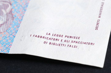 Warnhinweis zu Fälschung von Banknoten auf italienisch 1000 Lire Schein von 1990