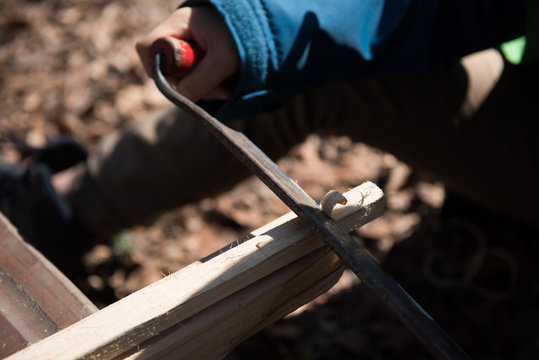 Workshop Bogenbau in der Natur neben einem Zelt.