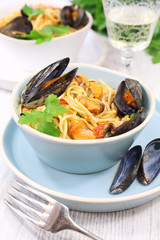 Spaghetti with mussels and vegetables