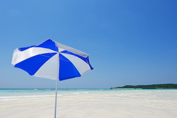 Obraz na płótnie Canvas 沖縄の美しい海とビーチパラソル