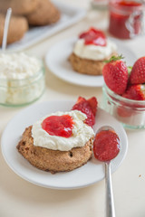 Scones mit clotted cream und Marmelade 