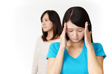 憂鬱な表情の女性