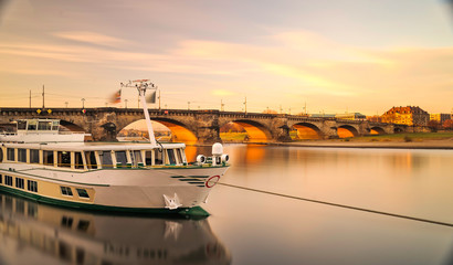 Schiff auf der Elbe bei niedrigem Pegel in Dresden