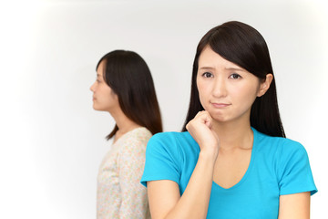 喧嘩をする女性
