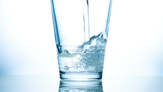 eau vers&eacute;e dans un verre  