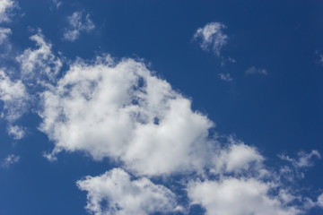 Fototapeta premium blauer Himmel, weiße Wolken, Sonnenschein, Schönwetter, blau, weiß, Horizont, Himmel, Ausblick, Sommer, Frühling, Hintergrund, Desktop