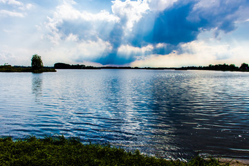 Gewitterwolken über See