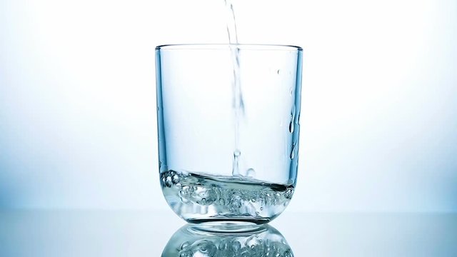 eau verser dans un verre 