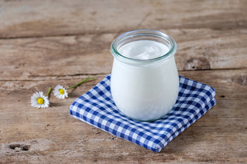 Naturjoghurt in einem Glas