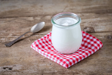 Naturjoghurt in einem Weckglas