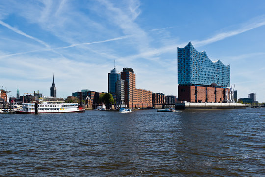 Blick auf die Elbphilarmonie und Hafencity im Hamburger Hafen