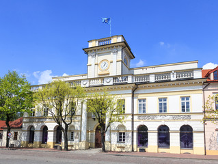Zabytkowy budynek ratusza w Łowiczu przy Starym Rynku. Wybudowany w stylu klasycystycznym w latach...