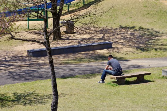 公園のベンチに座る一人の男 Stock Photo Adobe Stock 公園のベンチに座る一人の男 Stock Photo Adobe Stock