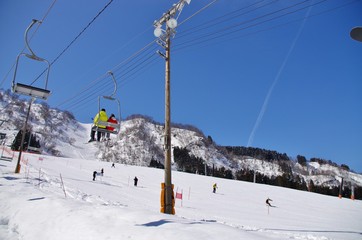 晴天のスキー場のゲレンデとリフト