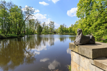 Park Romantyczny w stylu ogrodu angielskiego w Arkadii w gminie Nieborów pod Łowiczem. Jeden ze sfinksów przed światynią Diany, nad jeziorem