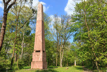 Park Romantyczny w stylu ogrodu angielskiego w Arkadii w gminie Nieborów pod Łowiczem. Fragment obiektu zwanego cyrkiem z charakterystycznemi obeliskami