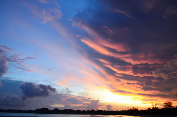 Fototapeta na wymiar Colorful sunset on the coast of Sri Lanka