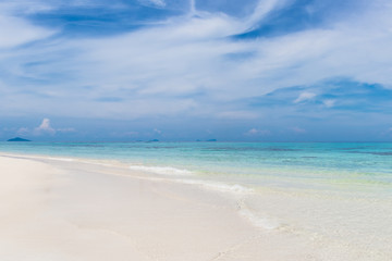 Fototapeta na wymiar tropical beach with white cloud and sky in Thailand,beautiful seascape
