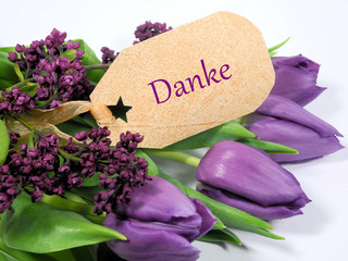 lila Tulpen und Flieder mit Etikett Danke