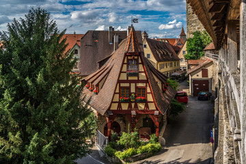 Begehbare Stadtmauer mit Blick auf ein schönes  Fachwerkhaus in Rothenburg ob der Tauber
