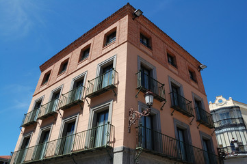 Fototapeta na wymiar Edificio de la Plaza del Azoguejo, Segovia