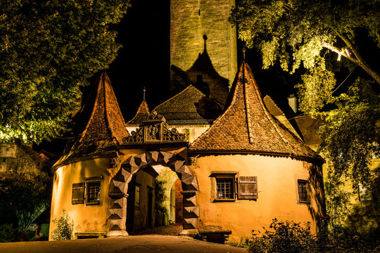 &Auml;ltestes Stadttor "Alte Burg" in Rothenburg ob der Tauber bei Nacht