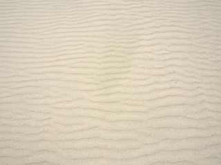 Fototapeta na wymiar Hintergrund: Sandstruktur auf dem Strand